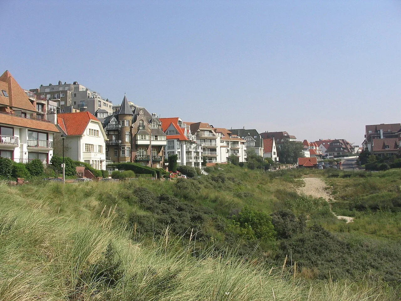 Vue sur les rues commerçantes élégantes de Knokke-Heist avec ses galeries d'art et boutiques de luxe bordant les avenues arborées