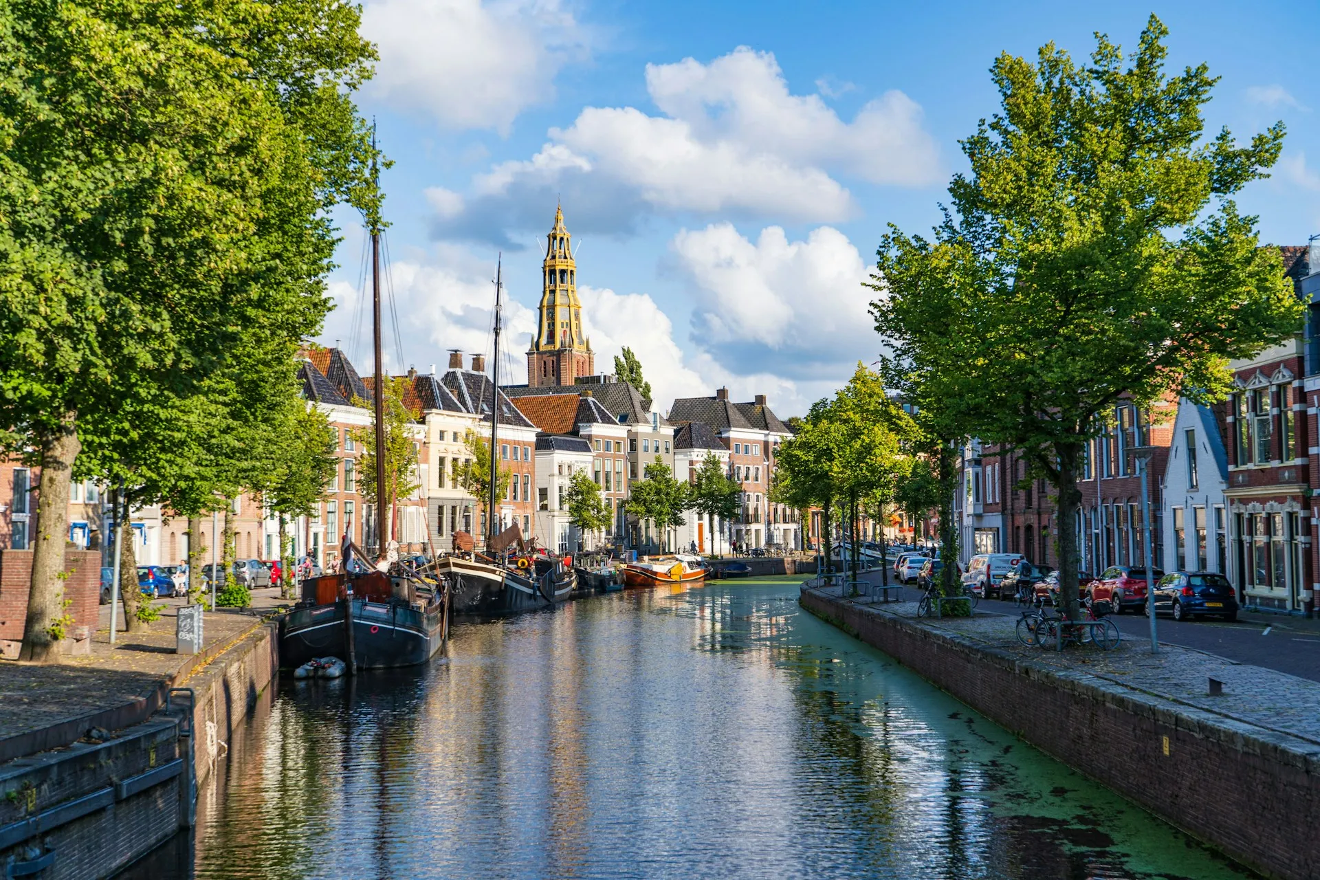 Gracht in Groningen met de Martinitoren op de achtergrond