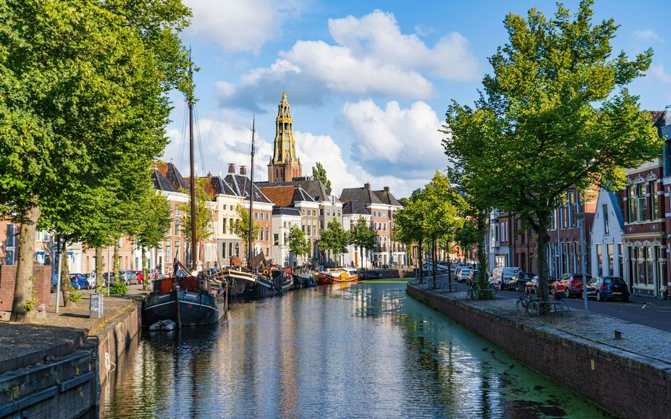 Gracht in Groningen met de Martinitoren op de achtergrond
