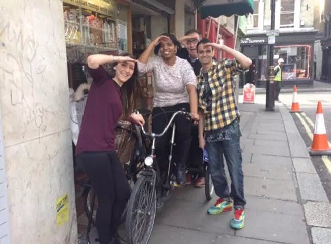 Matalan-team dat deelneemt aan een City Explorer-teambuildingactiviteit in Soho, Londen