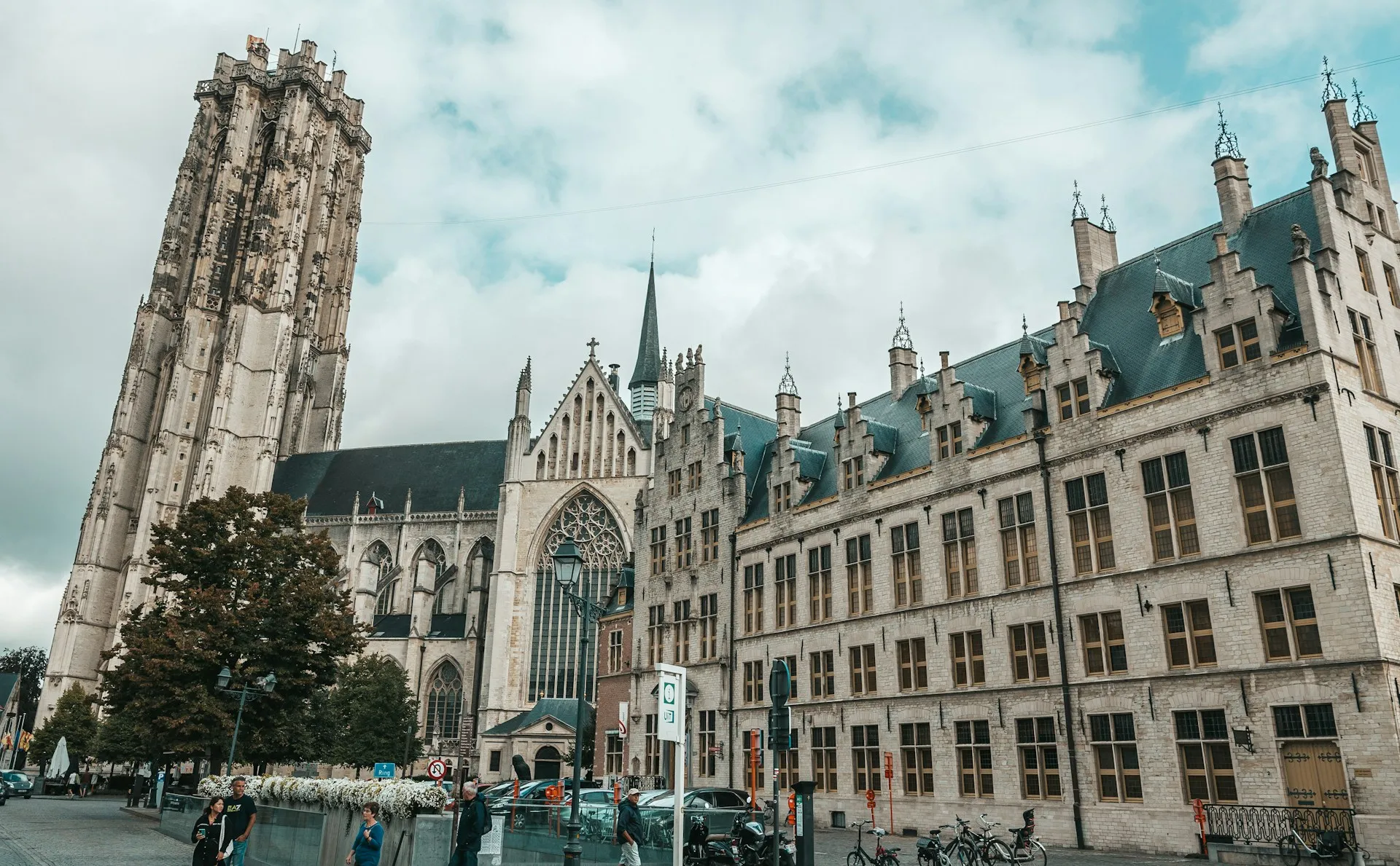 Vue sur la Grand-Place de Malines avec la cathédrale Saint-Rombaut et son imposante tour inachevée dominant les toits de la vieille ville