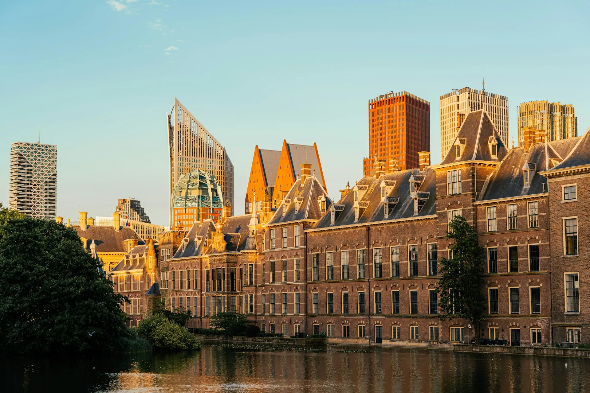 Het Binnenhof aan de Hofvijver in Den Haag in warm avondlicht