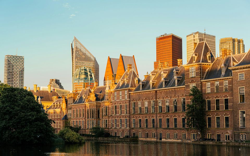 Het Binnenhof aan de Hofvijver in Den Haag in warm avondlicht