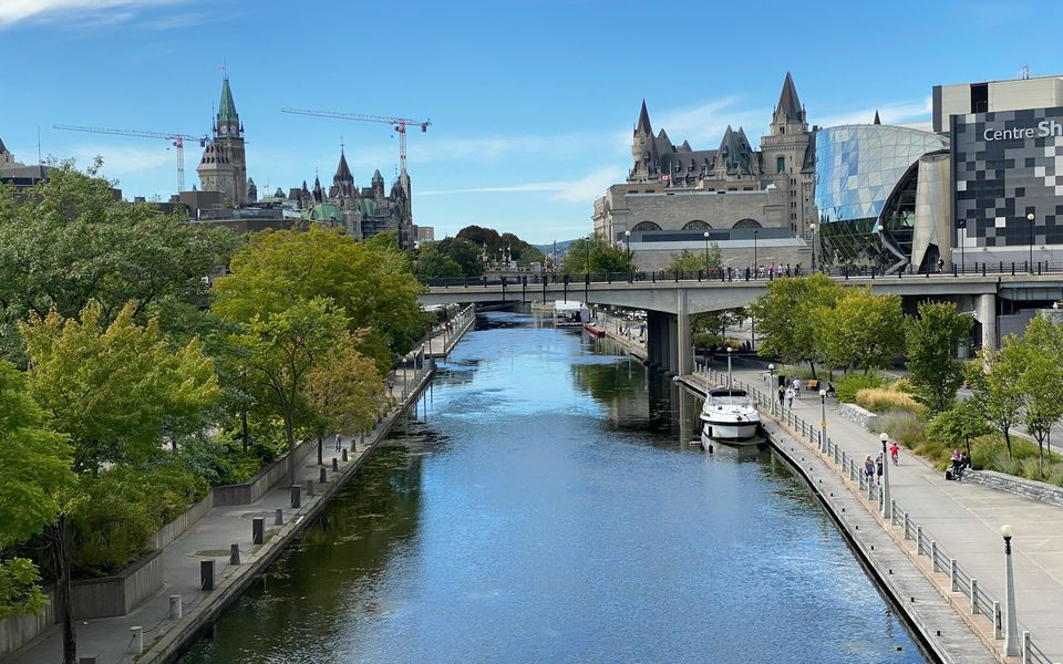 Le canal Rideau au cœur d'Ottawa, avec la Tour de la Paix de la Colline du Parlement et le Château Laurier