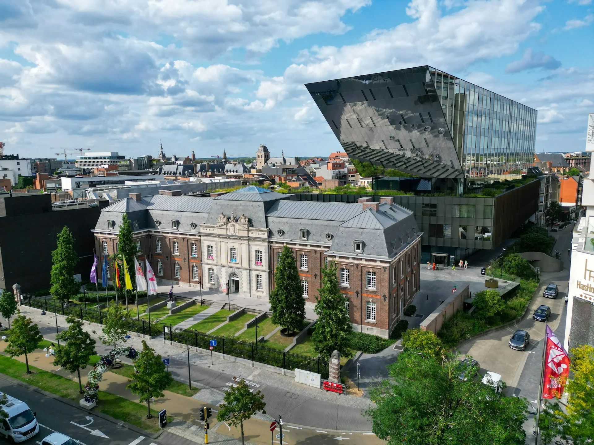 Het Groenplein in het centrum van Hasselt met zijn gezellige terrassen en groene omgeving