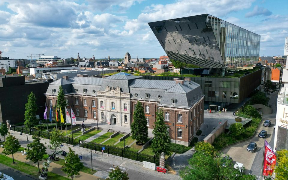 Vue sur le Groenplein de Hasselt avec ses terrasses animées et ses façades colorées au cœur de la capitale du Limbourg