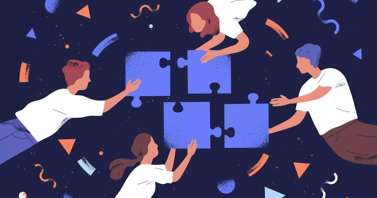 Een gestileerde vectorillustratie van vier mensen die zweven tegen een donkerblauwe achtergrond en samenwerken om vier grote blauwe puzzelstukken in elkaar te zetten.