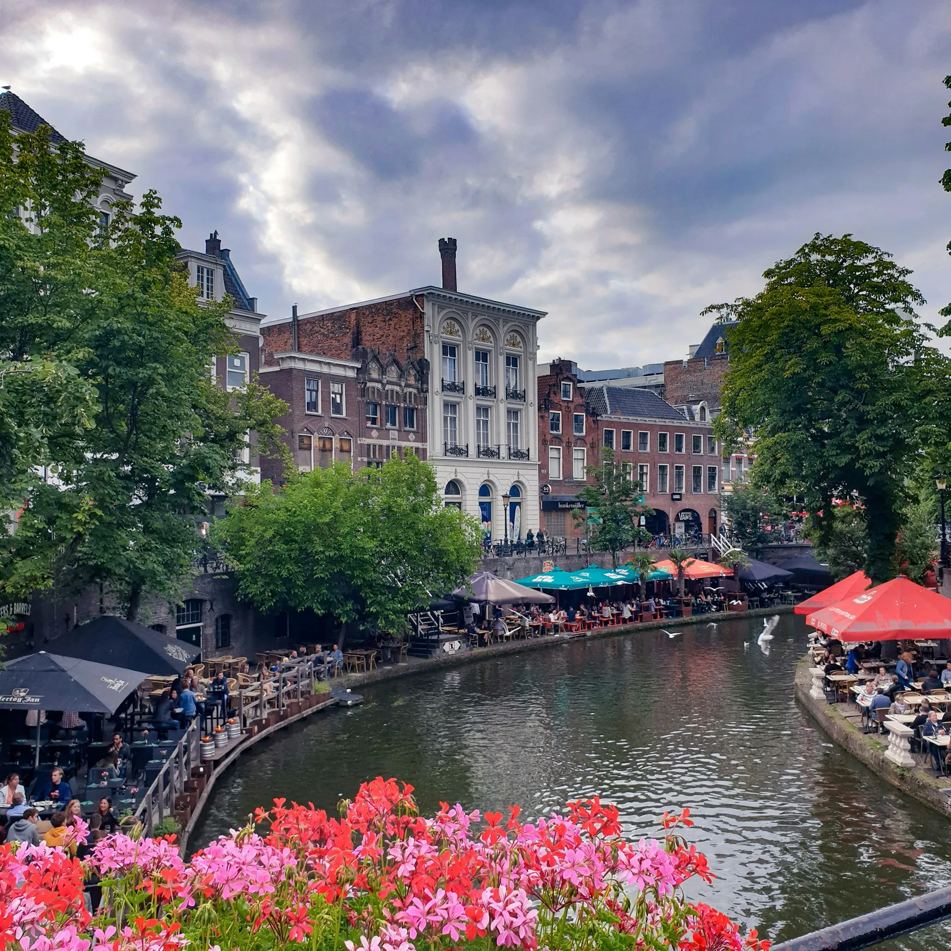Terrassen langs de Oudegracht in Utrecht