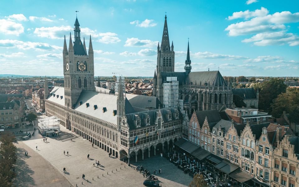De Grote Markt van Ieper met de Lakenhalle en de Menin Gate bij avond