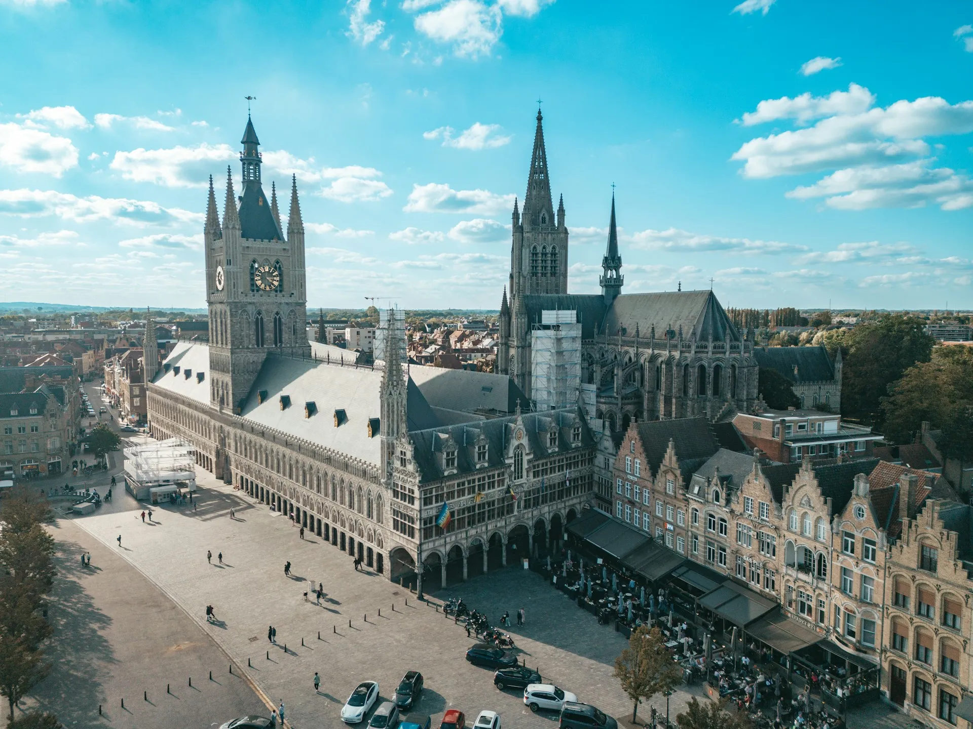 De Grote Markt van Ieper met de Lakenhalle en de Menin Gate bij avond