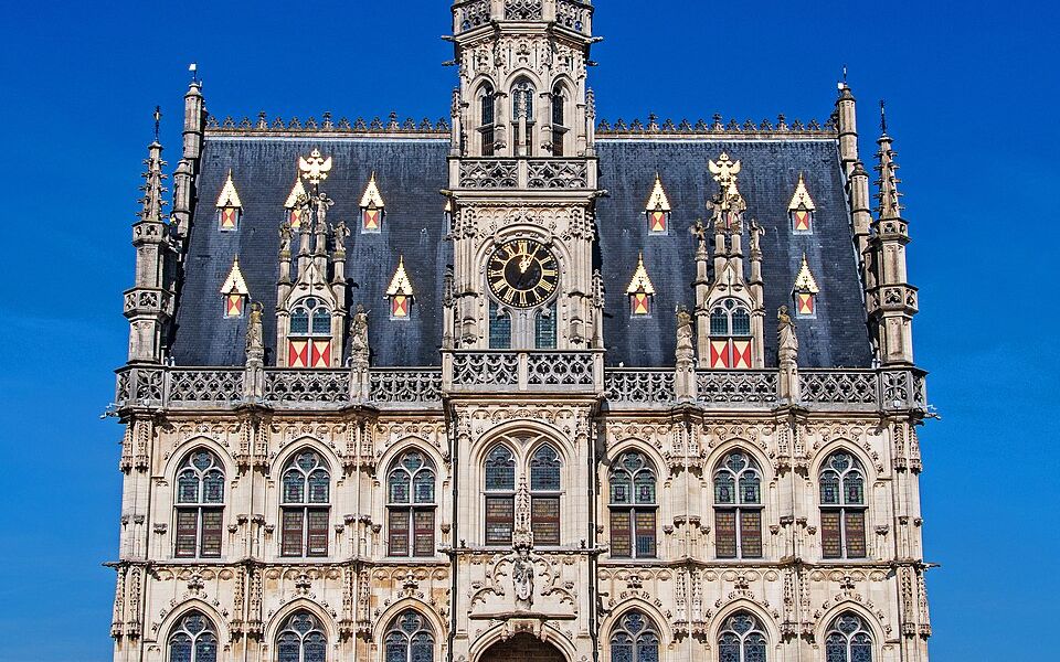 Vue sur la Grand-Place d'Audenarde avec l'hôtel de ville gothique flamboyant, chef-d'œuvre de l'architecture brabançonne