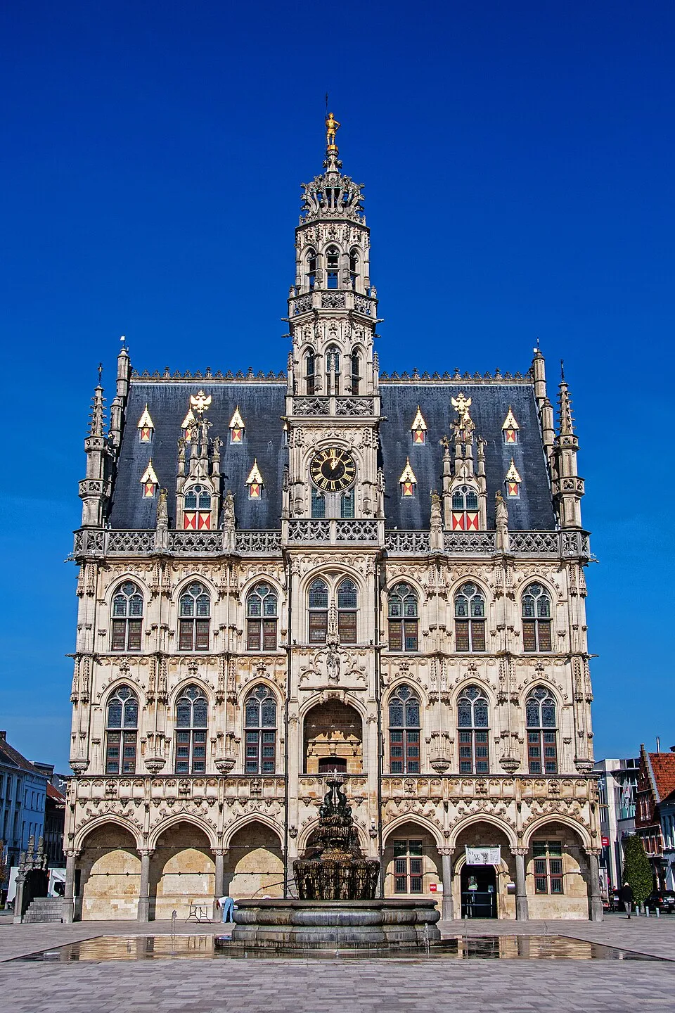 Vue sur la Grand-Place d'Audenarde avec l'hôtel de ville gothique flamboyant, chef-d'œuvre de l'architecture brabançonne