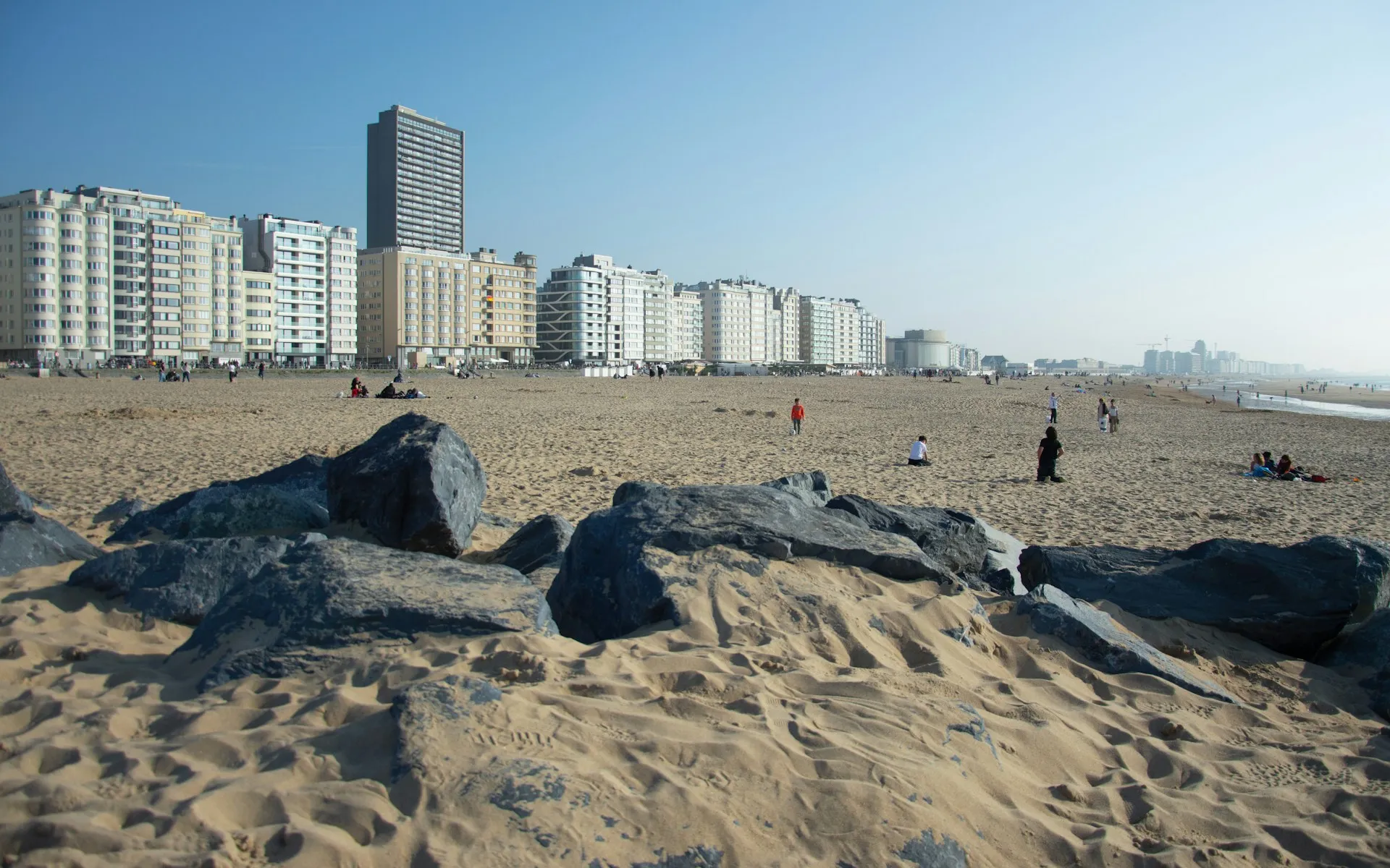 Vue sur la plage et la promenade Albert Ier d'Ostende avec la mer du Nord en arrière-plan