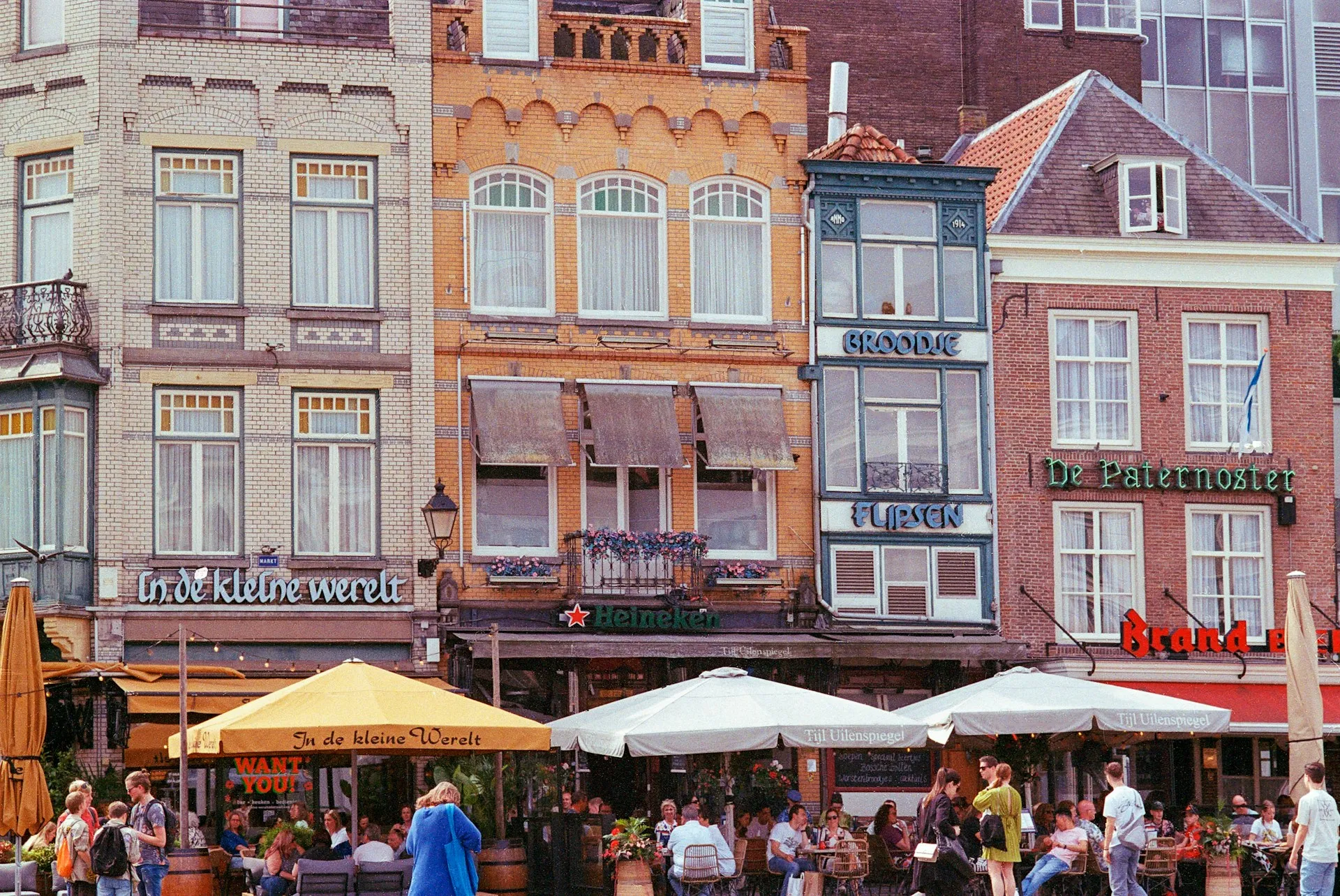 Historische gevels en terrassen op de Markt in Den Bosch
