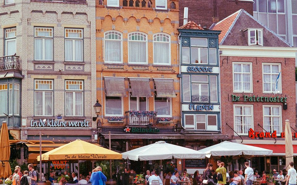 Historische gevels en terrassen op de Markt in Den Bosch