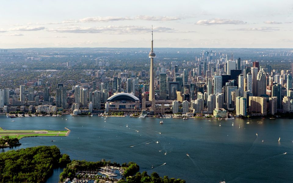 La ligne d'horizon de Toronto vue du lac Ontario, avec la Tour CN et le Rogers Centre