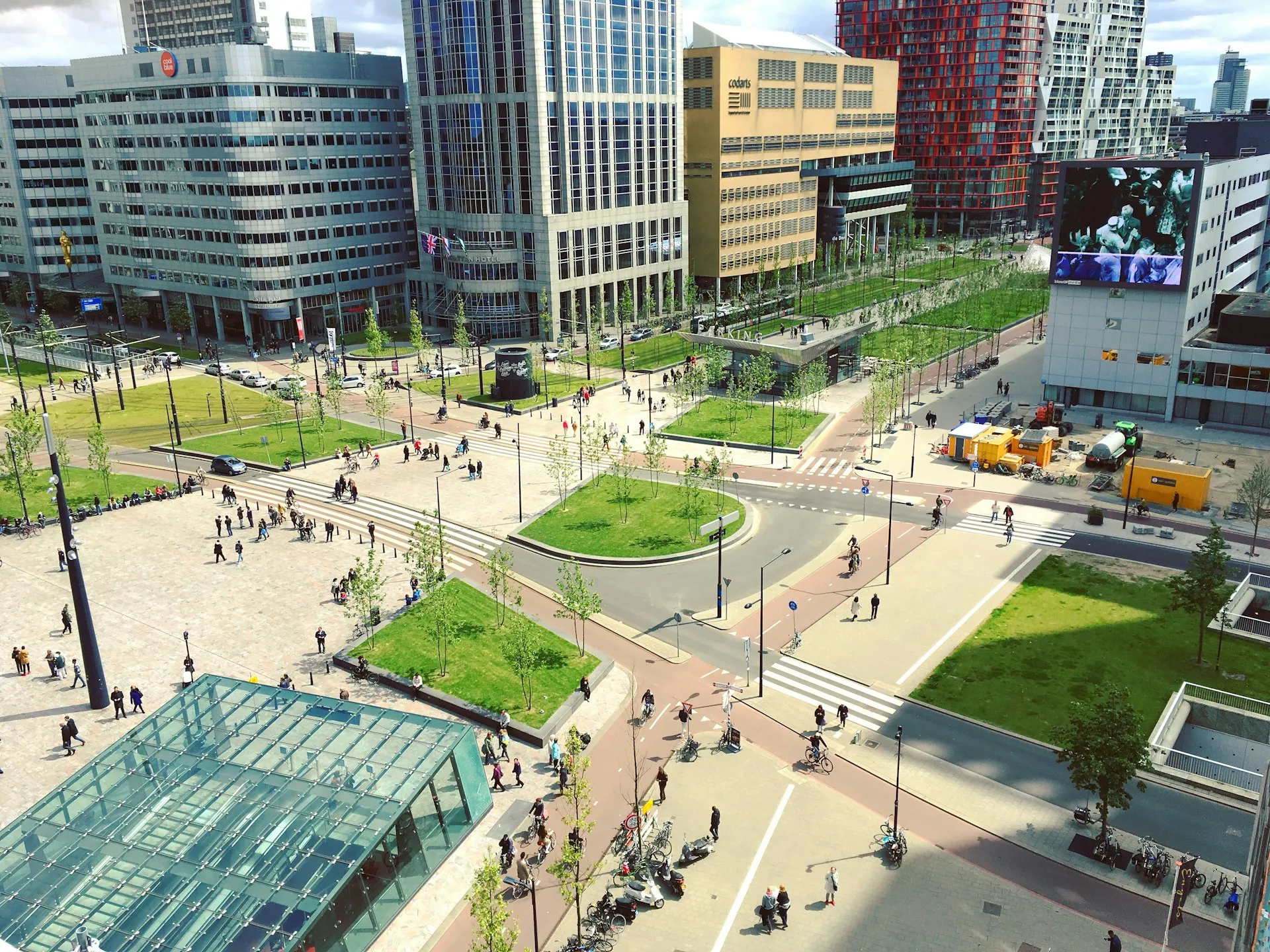 Modern stadsplein in Rotterdam met hoogbouw rondom