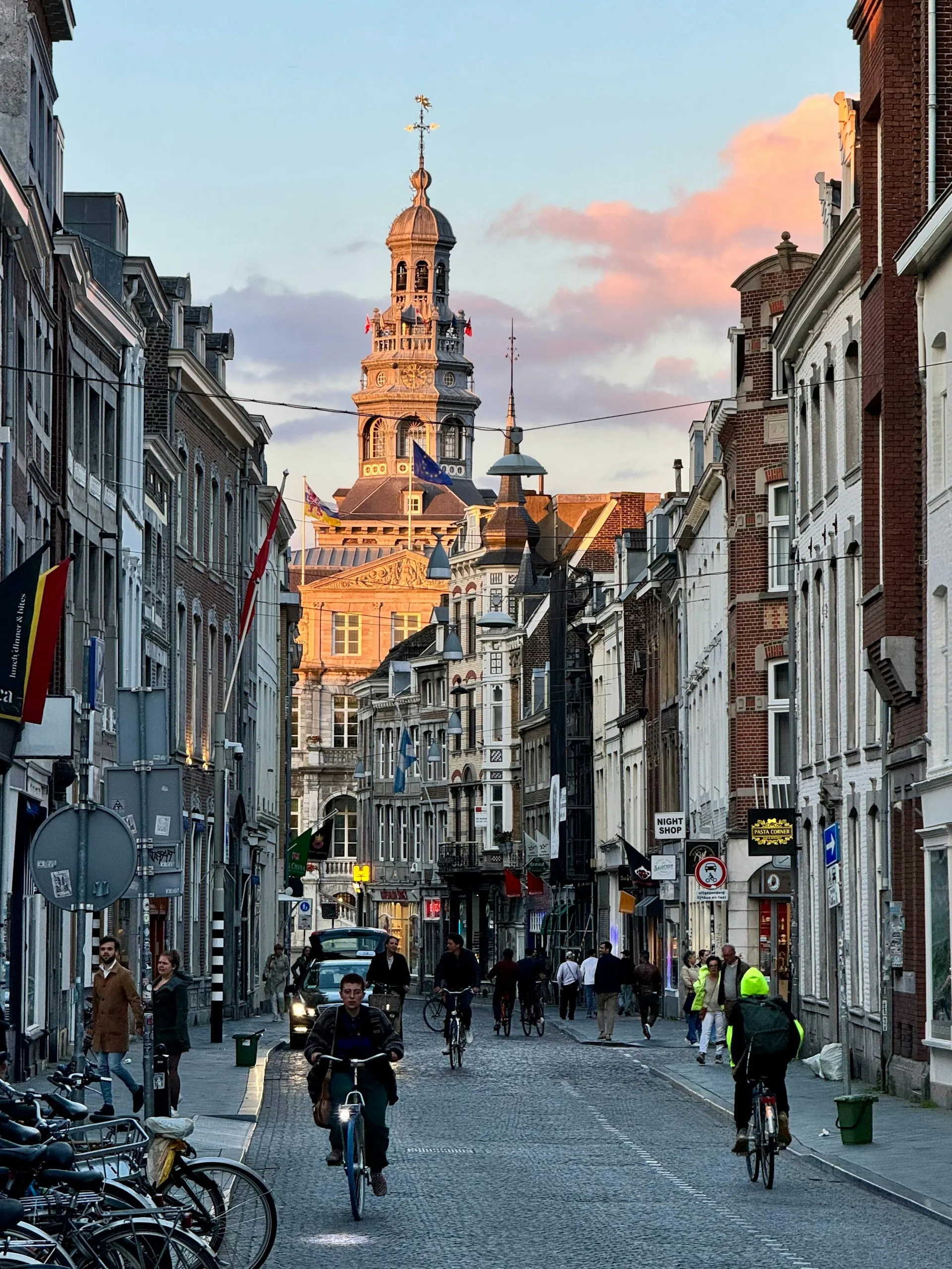 Historische straat in Maastricht met de toren van het stadhuis