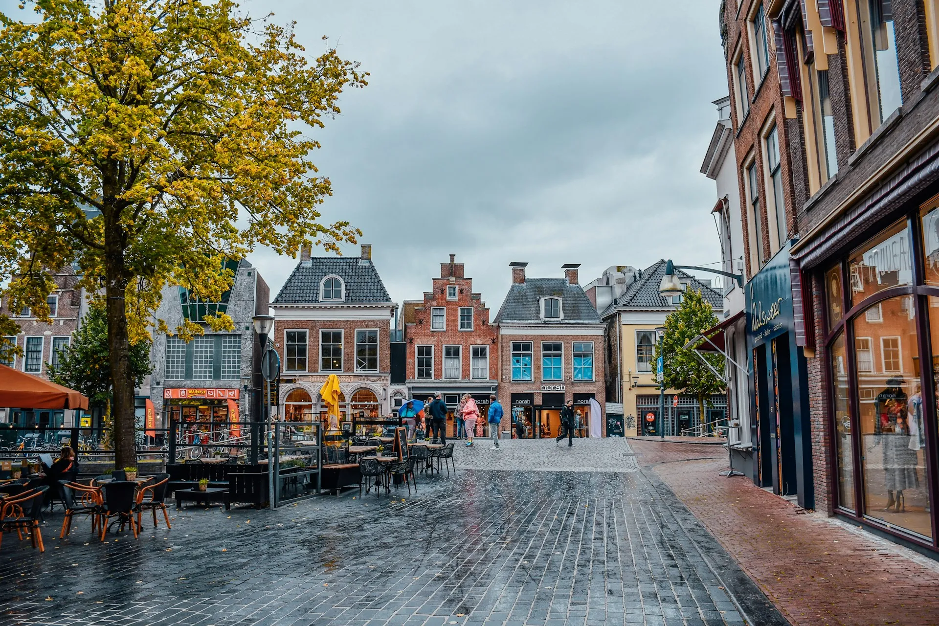 Historische gevels en winkelstraat in het centrum van Leeuwarden