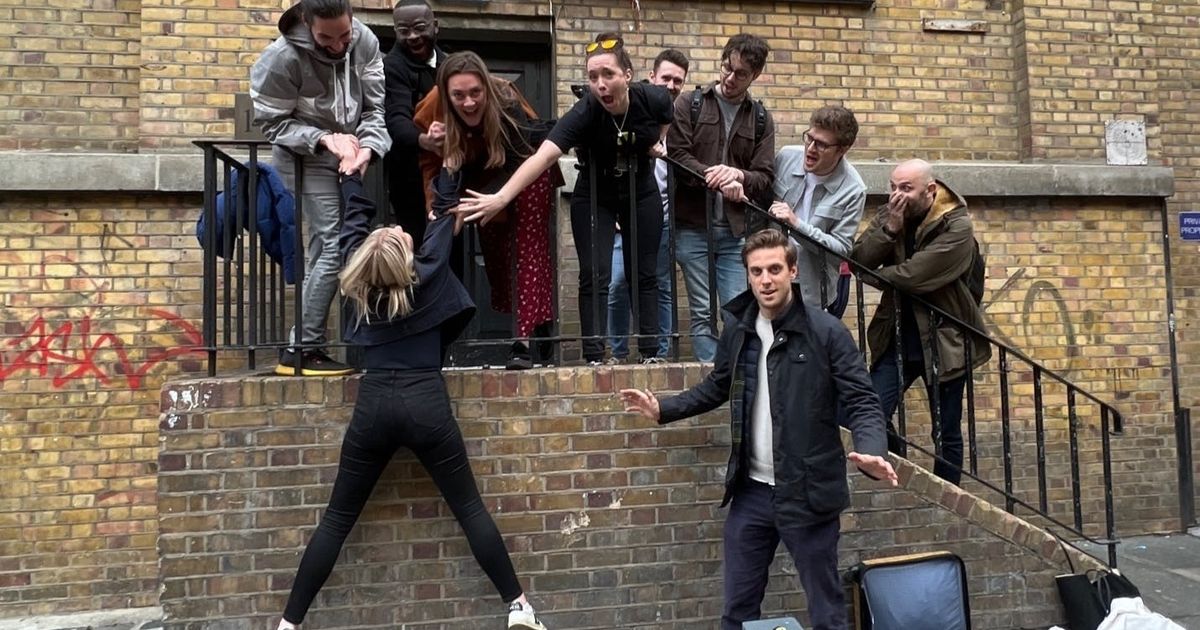 L'équipe Perlego participant à une activité de team building pour l'étude de cas Perlego