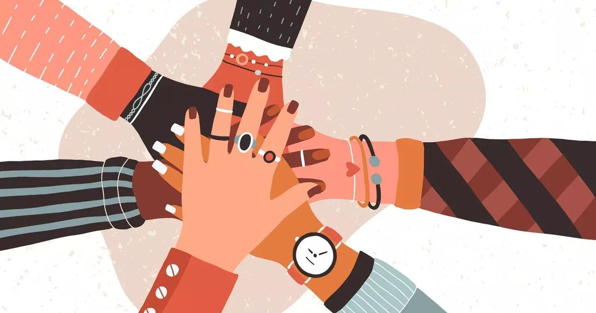 Een platte vectorillustratie van diverse handen gestapeld in het midden, als symbool voor eenheid, samenwerking en teamwork.