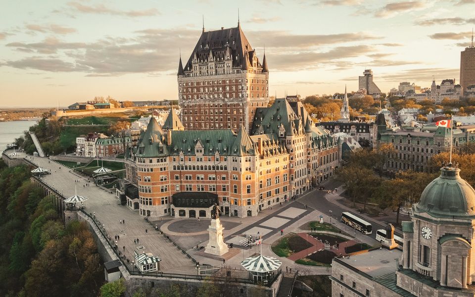 Le Château Frontenac et la terrasse Dufferin au-dessus du fleuve Saint-Laurent, dans le Vieux-Québec au coucher du soleil