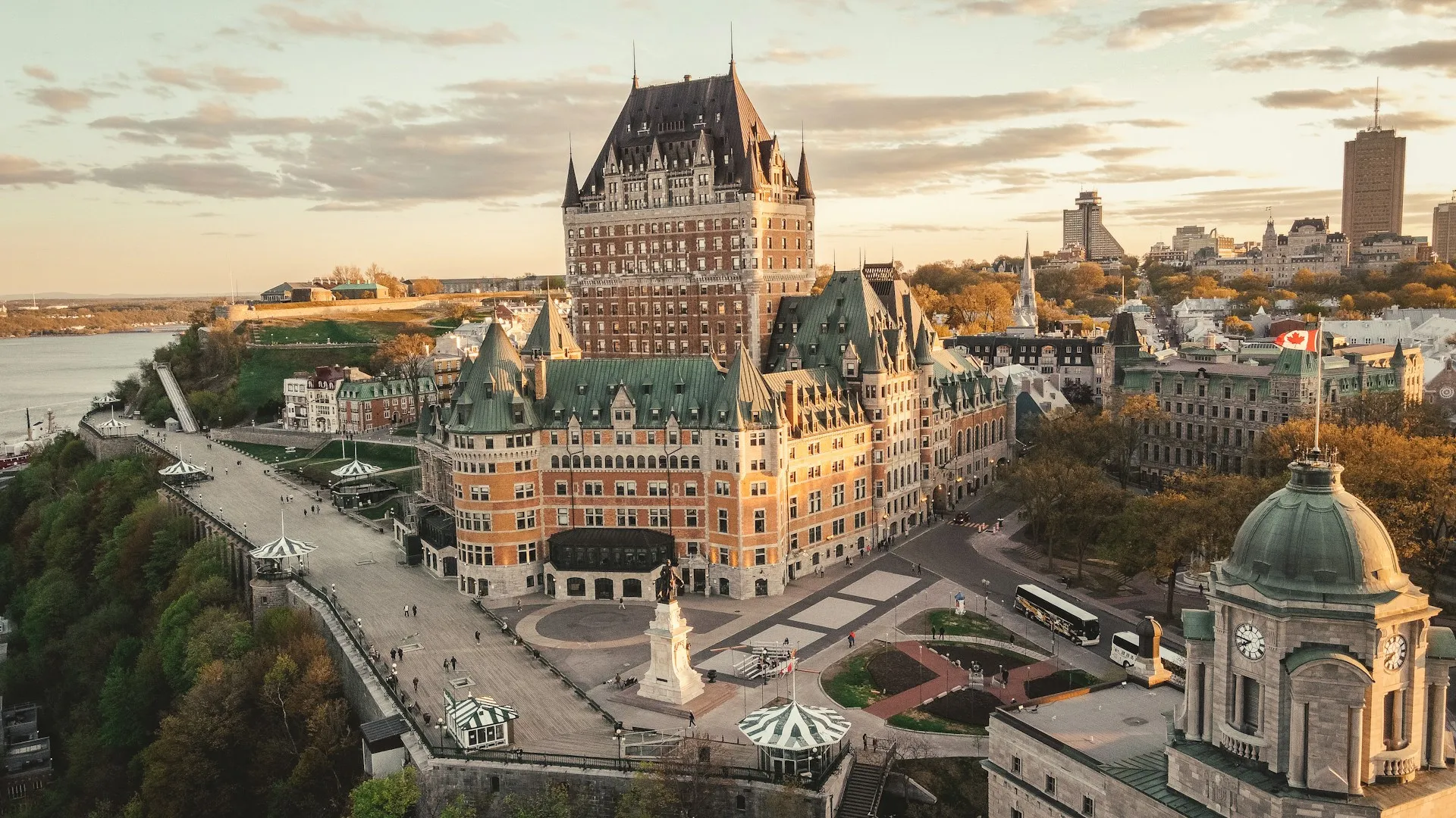 Le Château Frontenac et la terrasse Dufferin au-dessus du fleuve Saint-Laurent, dans le Vieux-Québec au coucher du soleil