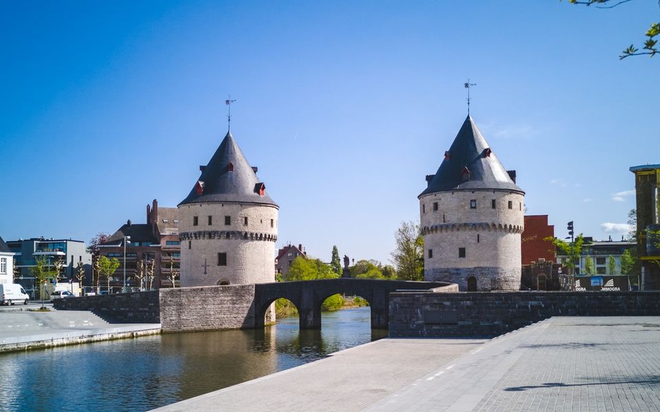 Vue sur les Tours du Broel de Courtrai se reflétant dans la Lys, vestiges médiévaux emblématiques de la ville