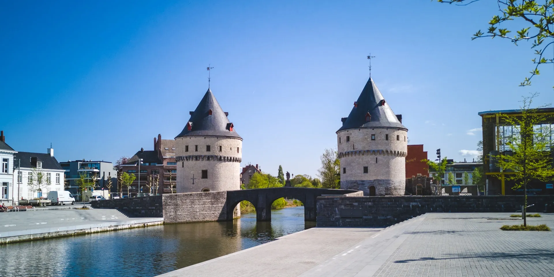 Vue sur les Tours du Broel de Courtrai se reflétant dans la Lys, vestiges médiévaux emblématiques de la ville