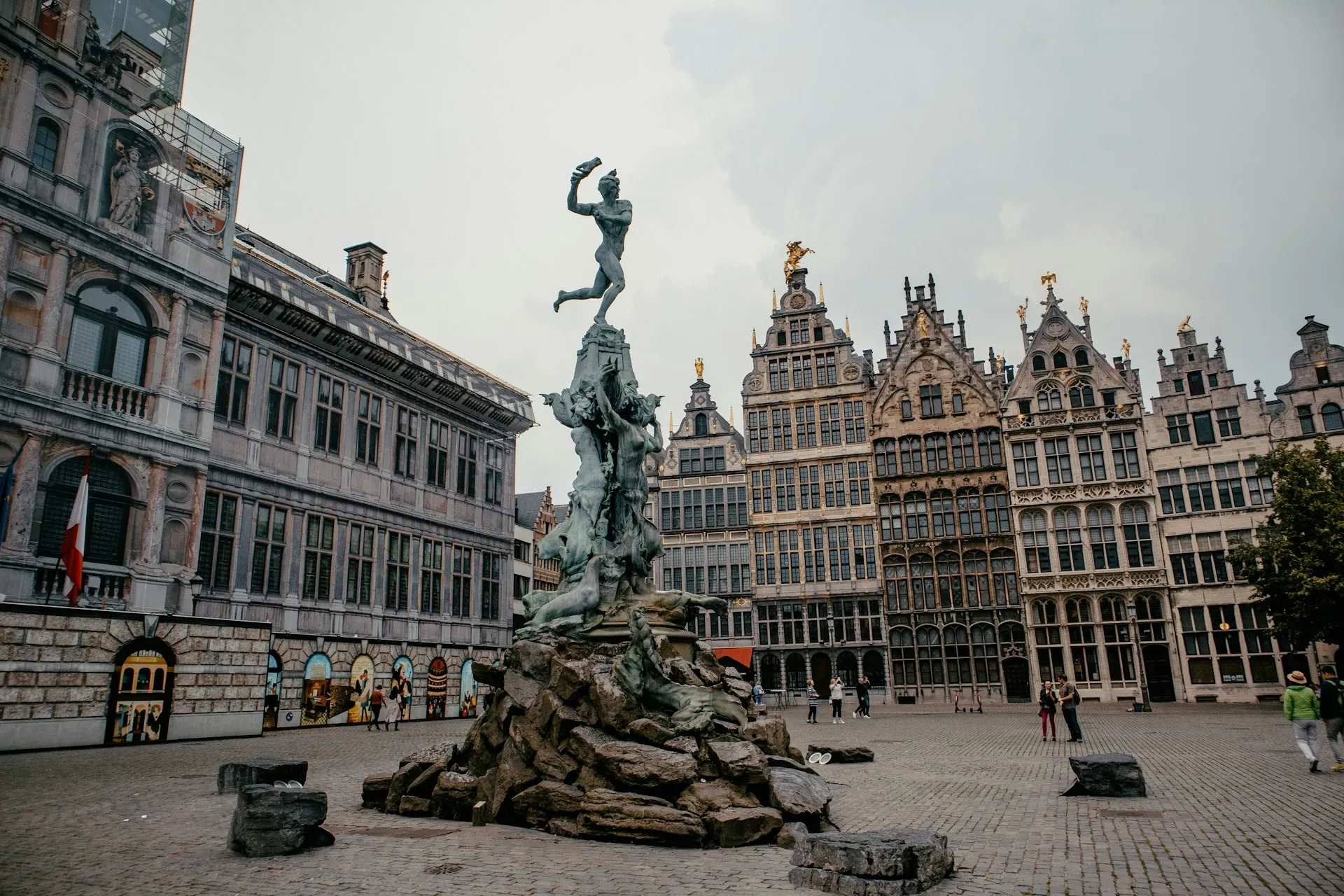 Vue d'Anvers avec la cathédrale Notre-Dame et l'Escaut