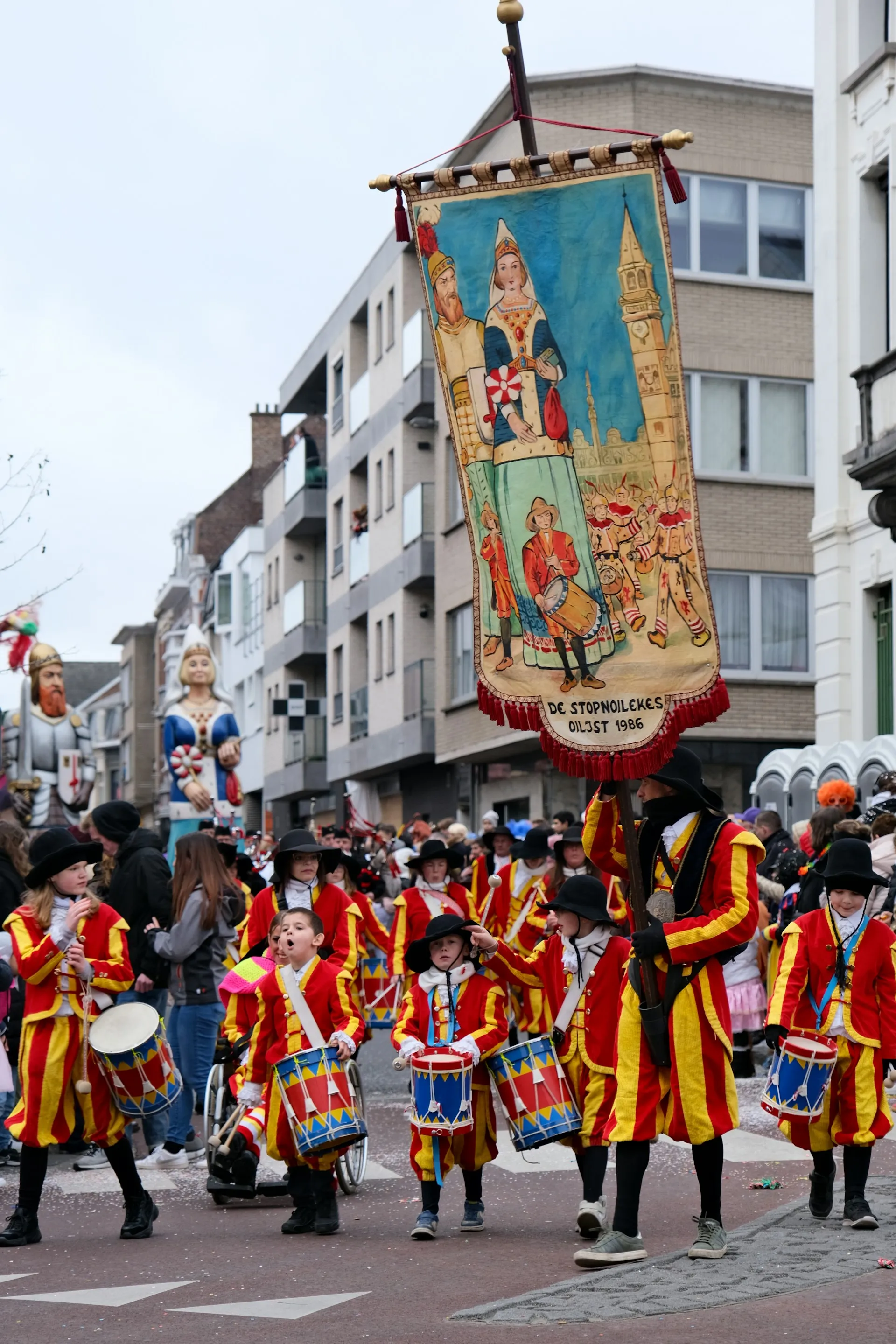 De Grote Markt van Aalst met het historische schepenhuis en de Sint-Martinuskerk