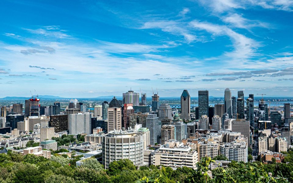 La ligne d'horizon du centre-ville de Montréal vue du belvédère du mont Royal par une journée d'été