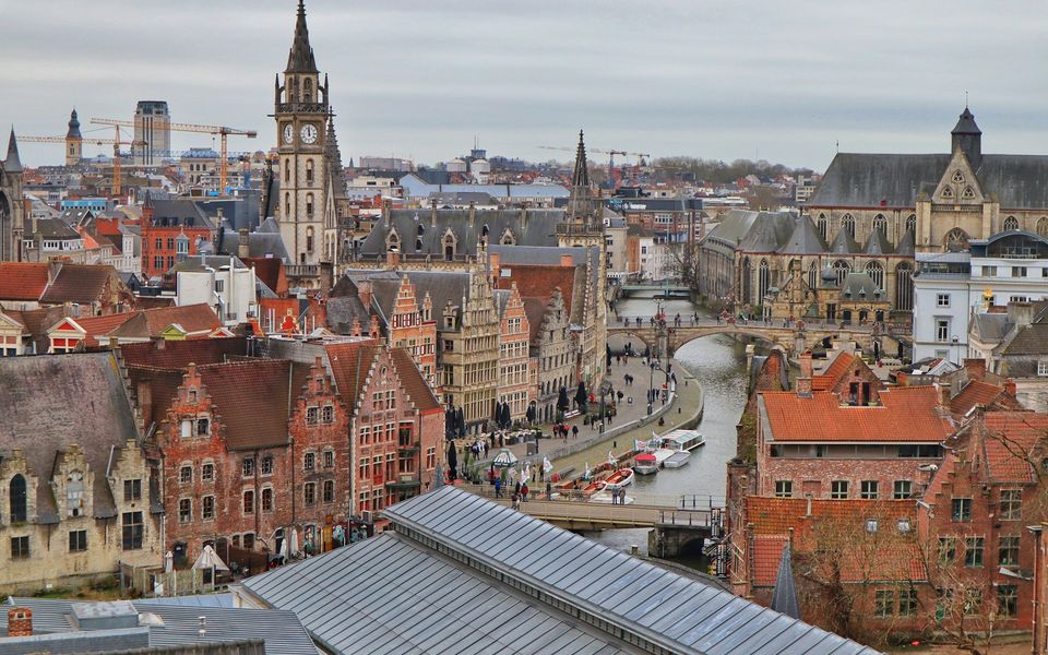 Vue sur les quais Korenlei et Graslei de Gand avec leurs façades de guilde médiévales reflétées dans la Lys