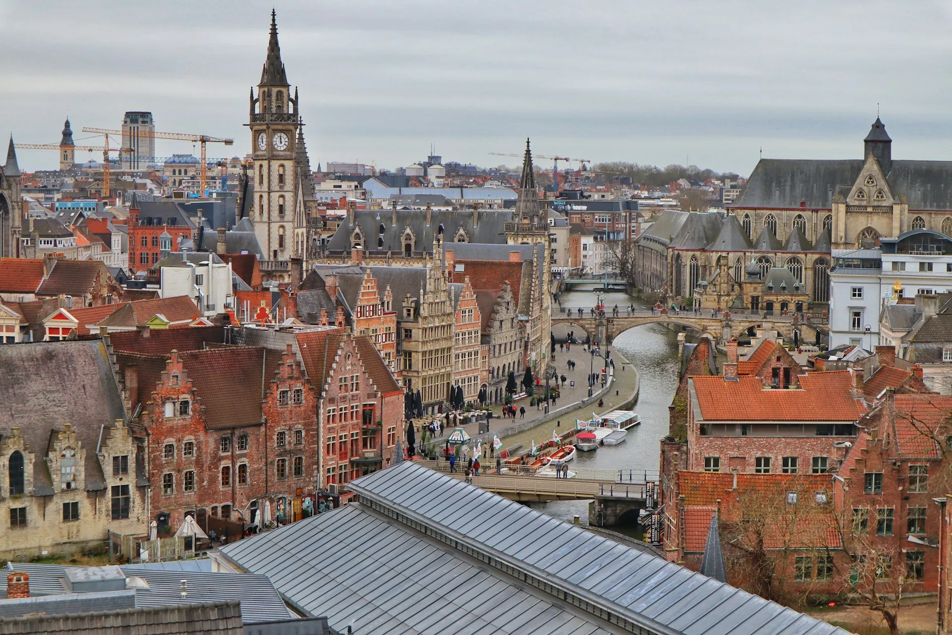 Zicht op de Graslei en Korenlei in Gent met middeleeuwse gildehuizen langs de Leie