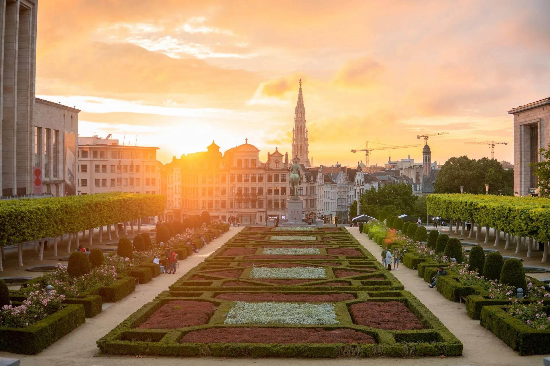 Zicht op Brussel bij zonsondergang vanaf de Kunstberg