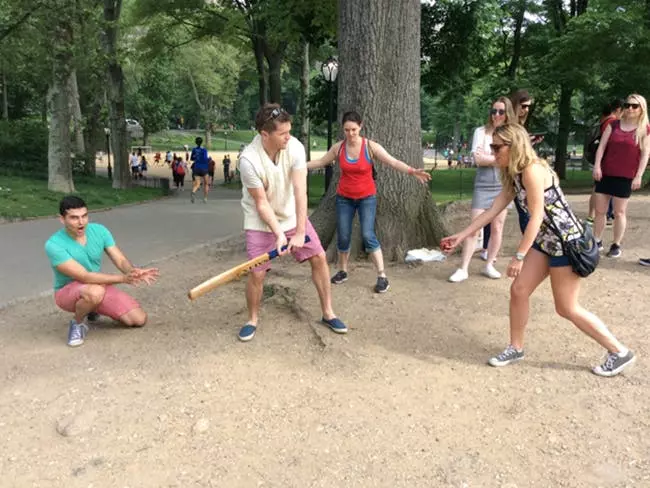 Membres de la St George's Society participant à une activité de team building en plein air à New York, États-Unis