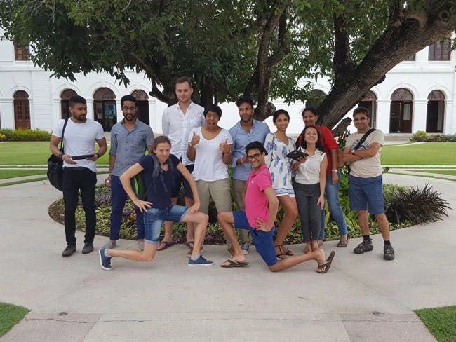 Groupe participant à l'enterrement de vie de garçon/jeune fille à Colombo, au Sri Lanka, lors d'une activité en plein air avec 100 participants
