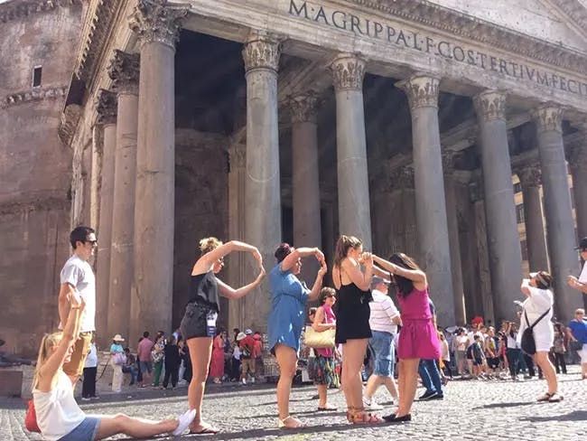 L'Oréal-team neemt deel aan een City Explorer teambuildingactiviteit in Rome, Italië,