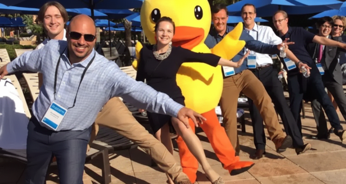 Équipe d'un cabinet d'avocats participant à une activité de team building à Orlando, en Floride, avec 1000 participants