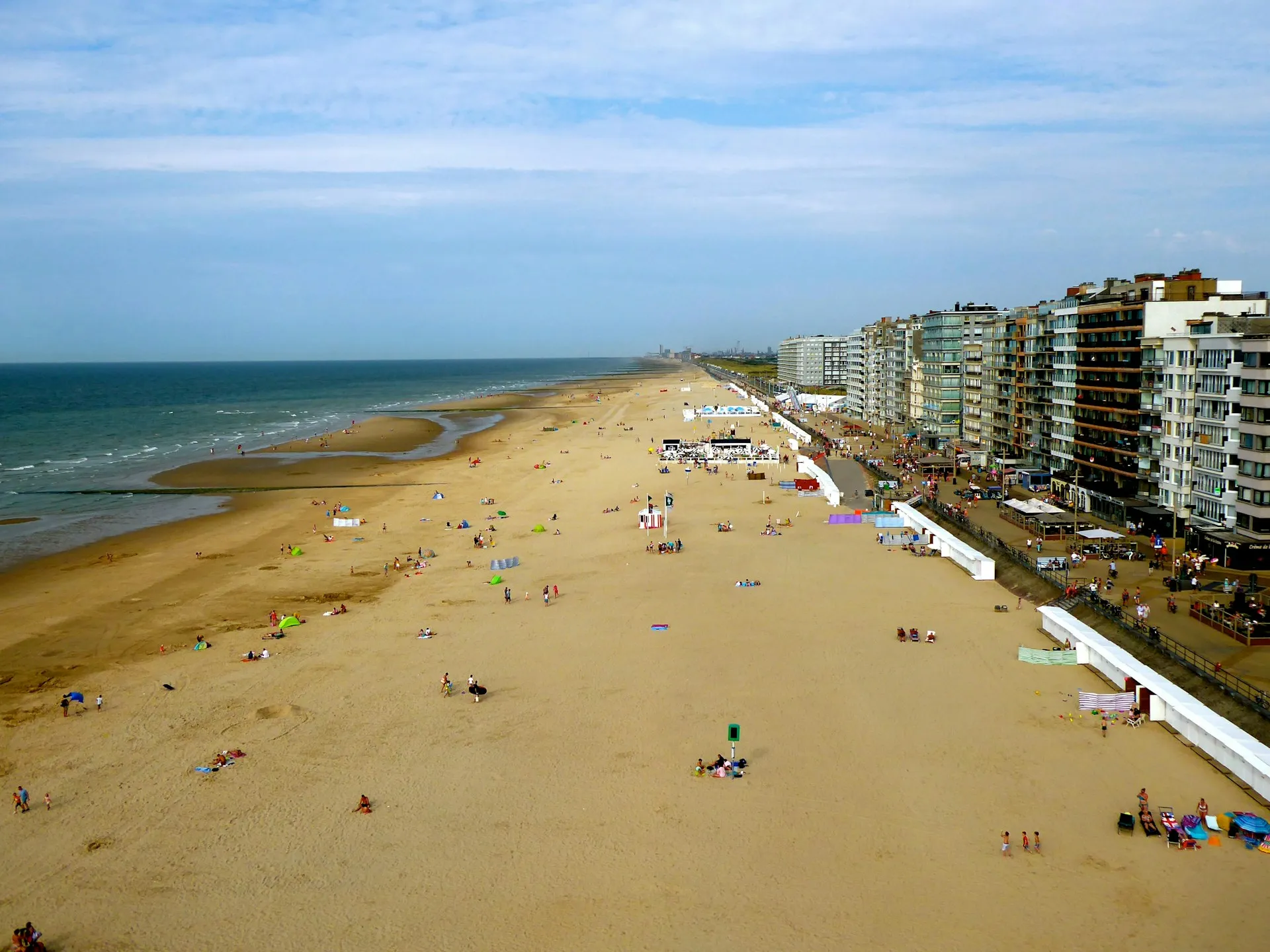 Vue sur la grande plage de Middelkerke avec ses dunes et la mer du Nord s'étendant à l'horizon