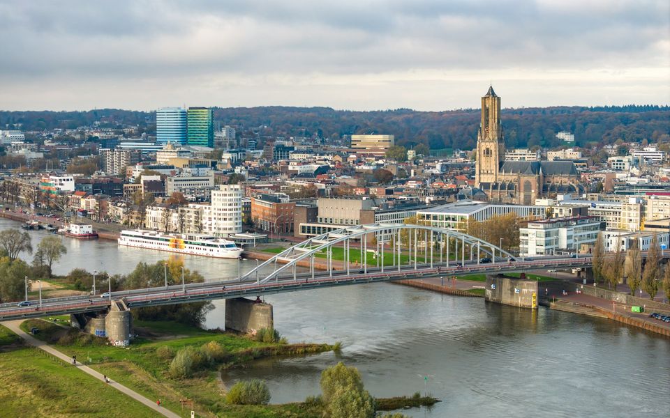 Uitzicht over Arnhem met de John Frostbrug en de Eusebiuskerk