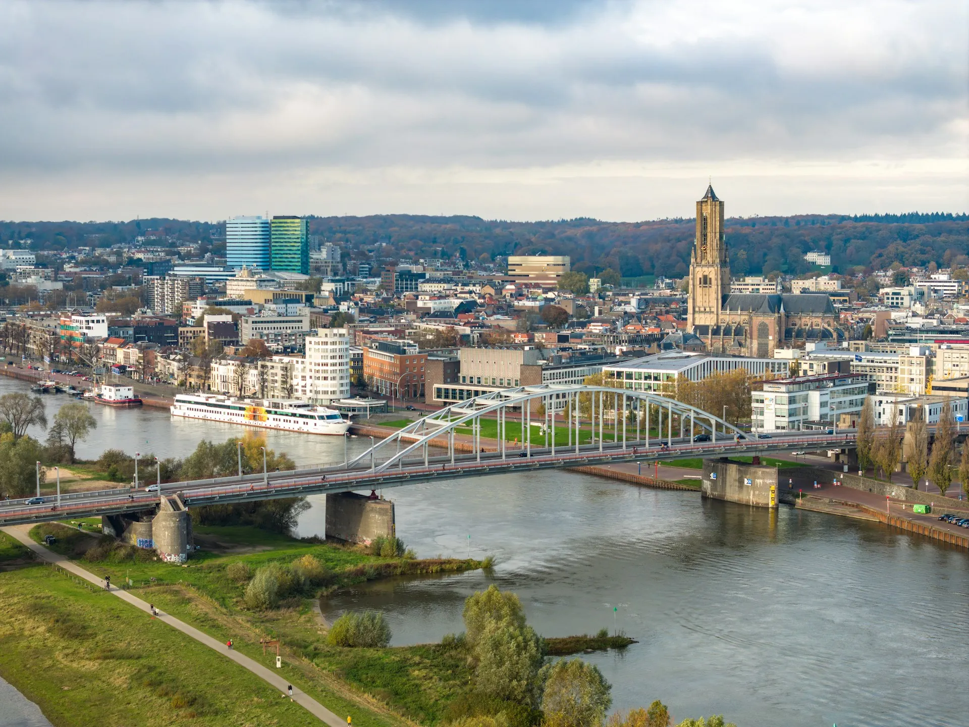 Uitzicht over Arnhem met de John Frostbrug en de Eusebiuskerk