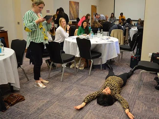 Care UK-team neemt deel aan een indoor activiteit in Reading, VK