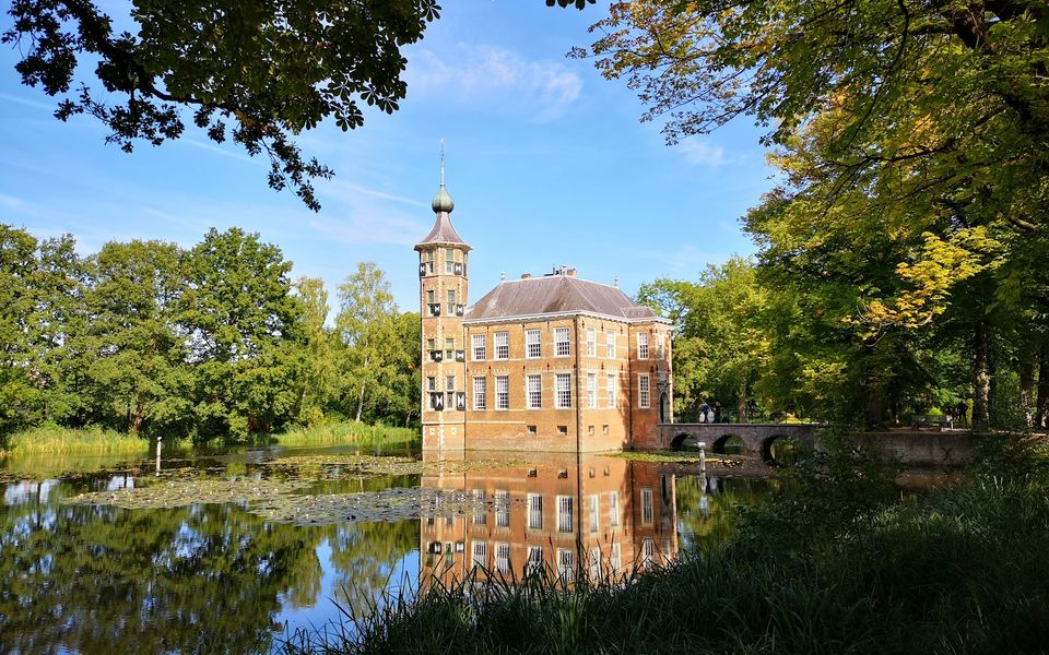 Kasteel Bouvigne in Breda weerspiegeld in het water