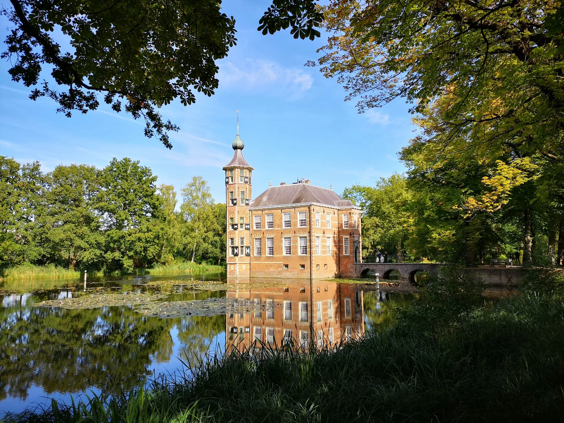 Kasteel Bouvigne in Breda weerspiegeld in het water