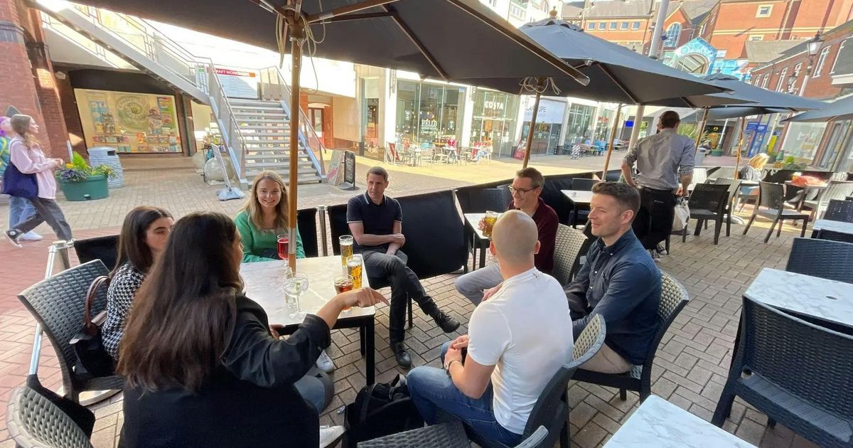 CMS-team neemt deel aan een outdoor teambuildingactiviteit in Sheffield, VK met 100 deelnemers
