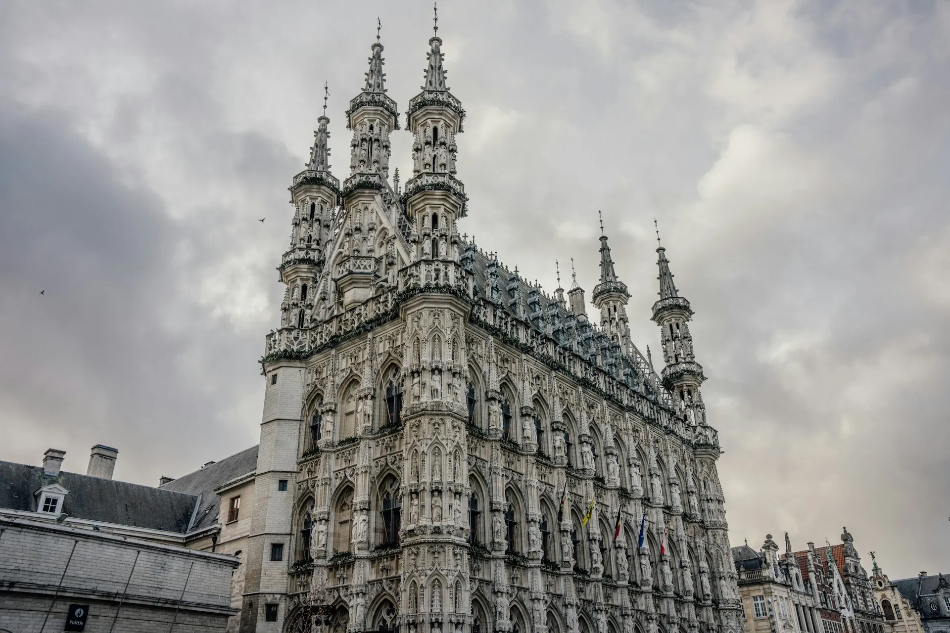 Vue sur la Grand-Place de Louvain avec l'hôtel de ville gothique flamboyant et ses nombreuses niches sculptées