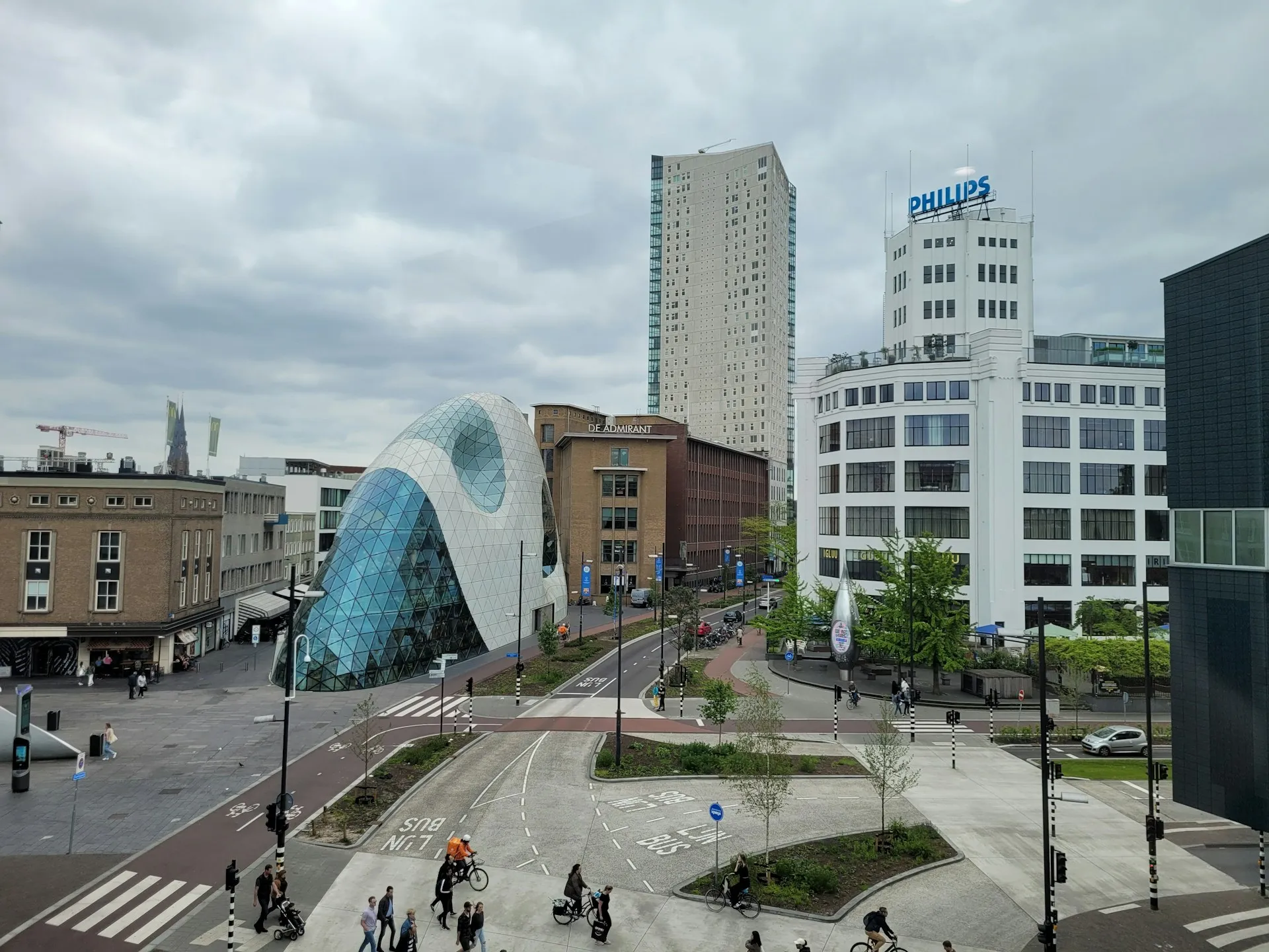 De Blob en het Philips-gebouw in het centrum van Eindhoven