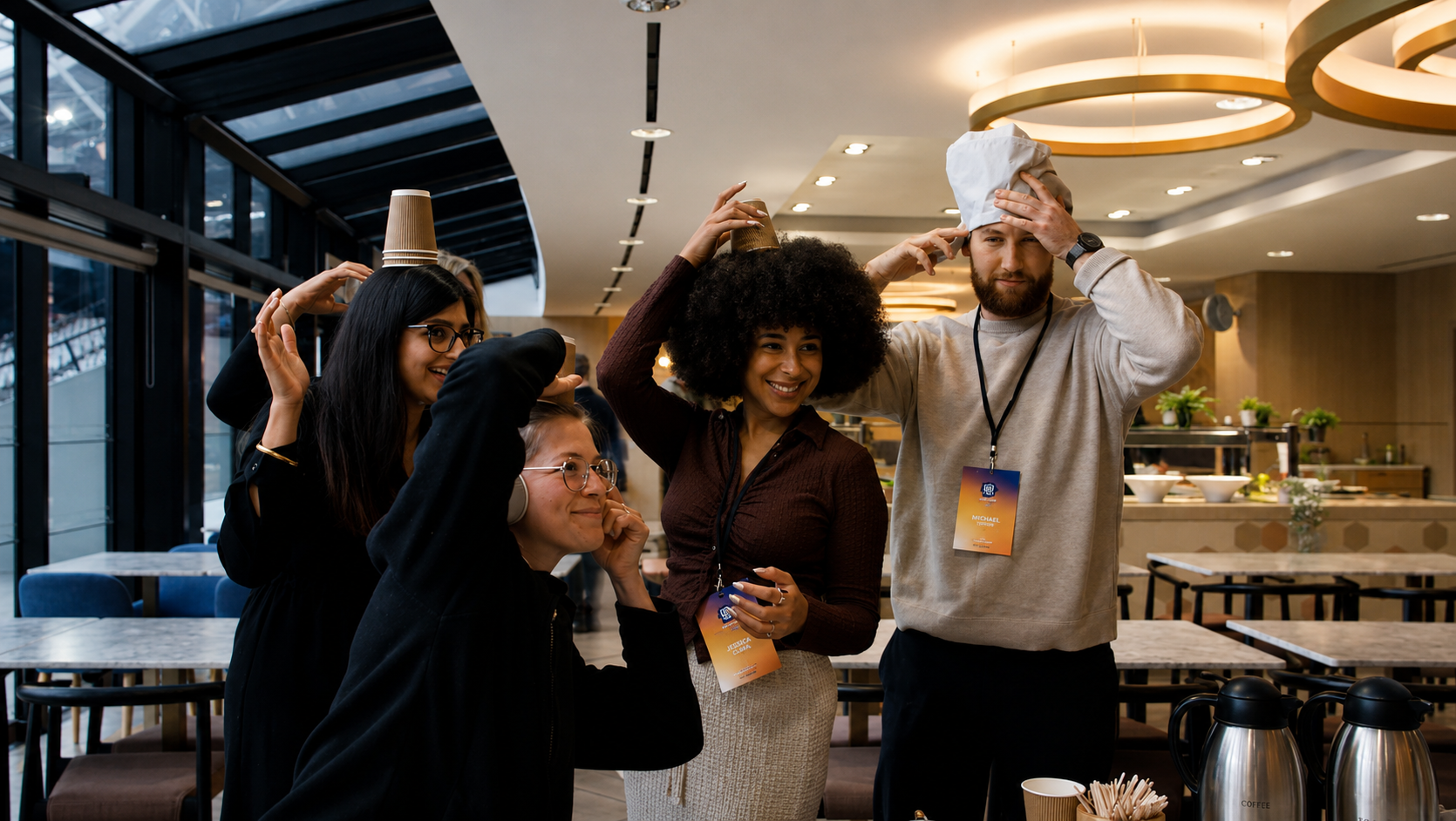 Une équipe de collaborateurs profitant d'une activité de groupe animée, immortalisant le moment avec leurs smartphones dans un lieu moderne.